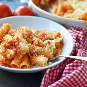 Cheesy Baked Rigatoni. An easy, popular Italian pasta dish. Baked rigatoni or baked ziti with rich and creamy bechamel sauce and homemade marinara sauce topped with parmesan and mozzarella cheeses and with olive oil crunchy topping. A family favorite weeknight pasta dish made in 30 minutes. www.modernhoney.com
