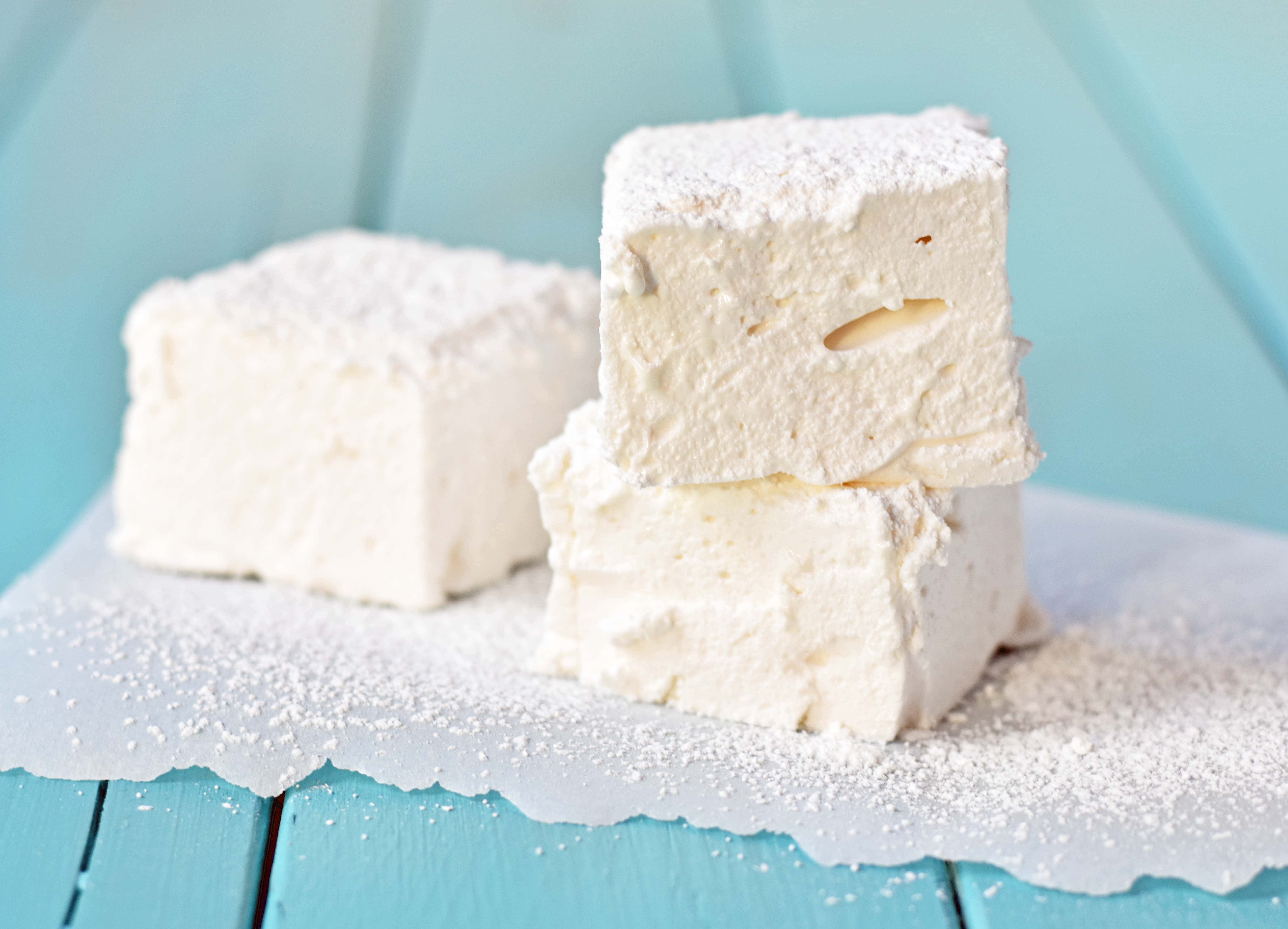 How to make soft and homemade marshmallows. Simple recipe to make perfect marshmallows at home. www.modernhoney.com