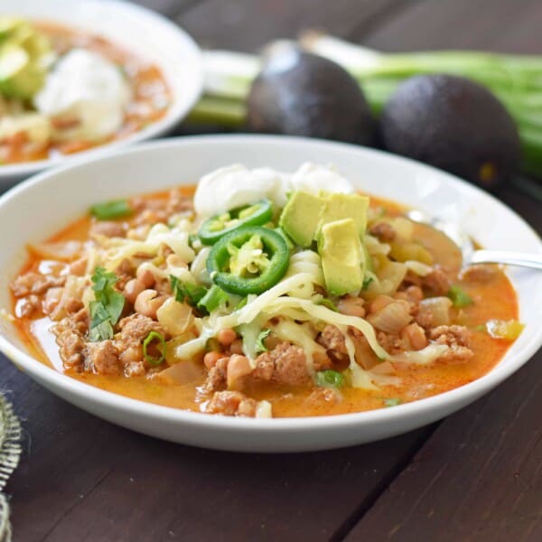 White Bean Turkey Chili is a healthy, nutritious soup made with lean protein, vegetables, and broth. Flavorful and delicious chili made in less than 30 minutes. www.modernhoney.com