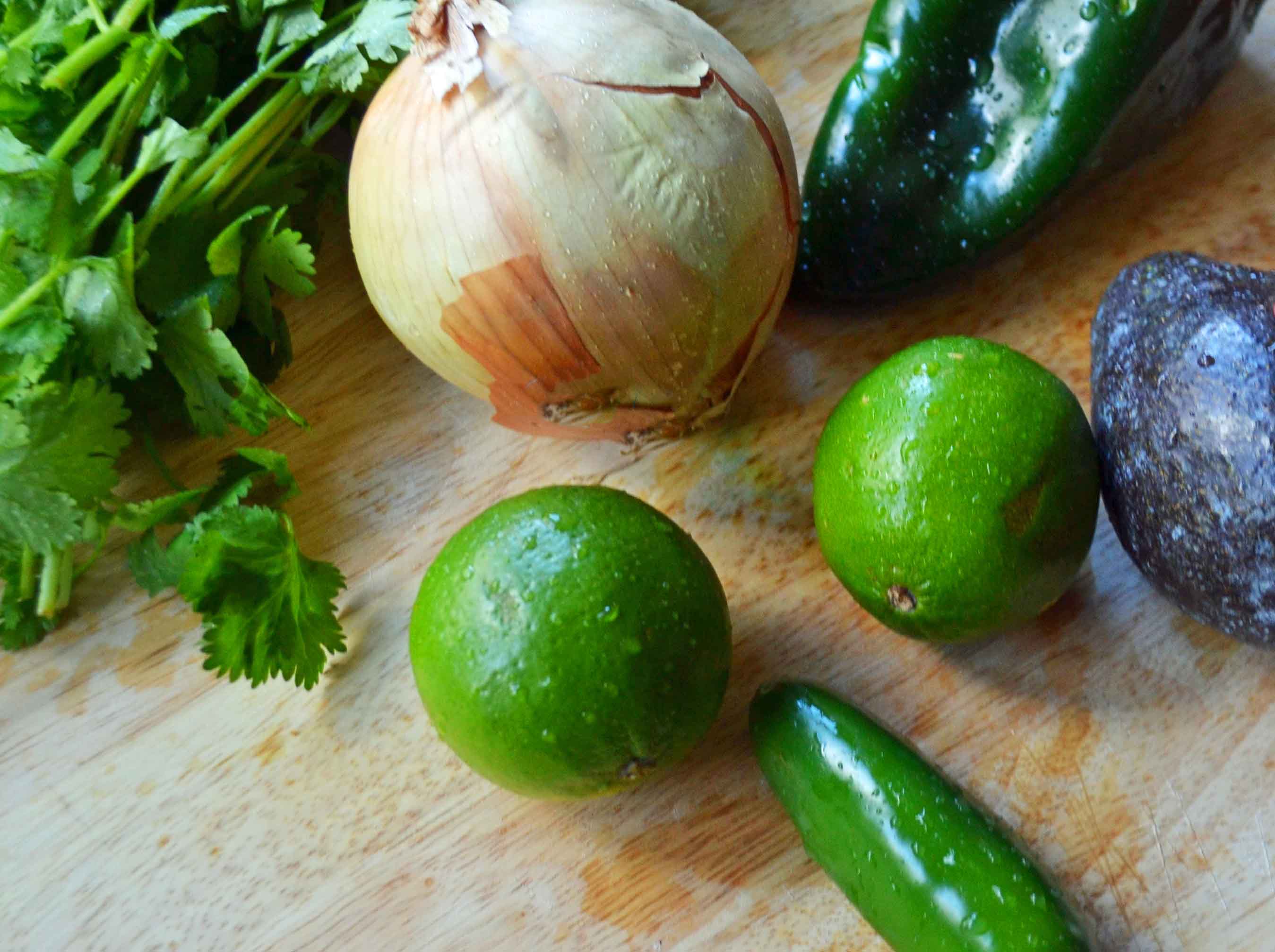 Le chili au bœuf primé de MJ utilise une combinaison d'oignons et de piments pour lui donner une profondeur de saveur. www.modernhoney.com's Award-Winning Beef Chili uses a combination of onions and chilies to give it a depth of flavor. www.modernhoney.com