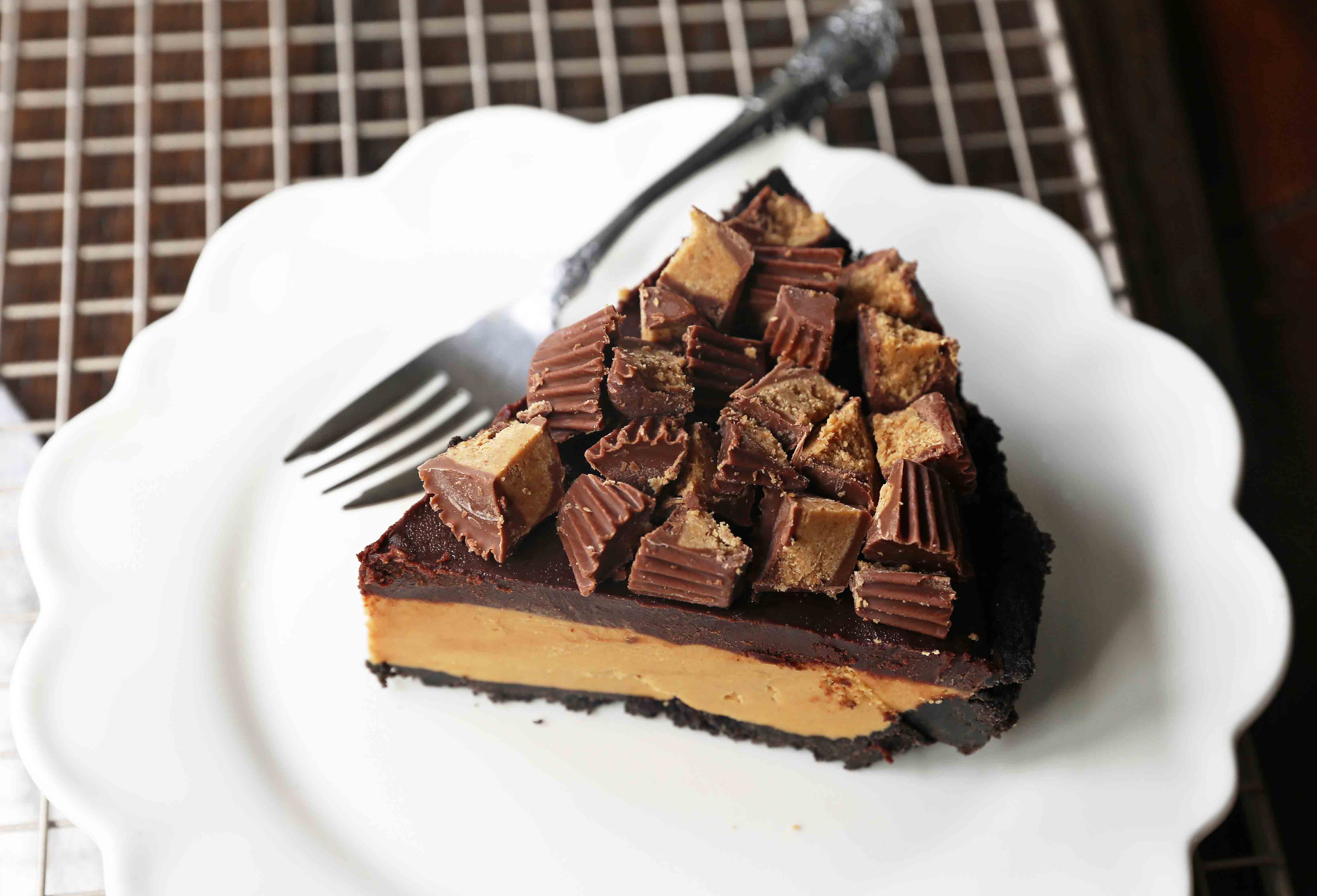 Chocolate Peanut Butter Cup Pie. Homemade chocolate peanut butter pie with an OREO cookie crust, creamy peanut butter mousse filling, and topped with chocolate ganache and peanut butter cups. www.modernhoney.com #peanutbutter #chocolatepeanutbutter #pie #pies #pierecipe 
