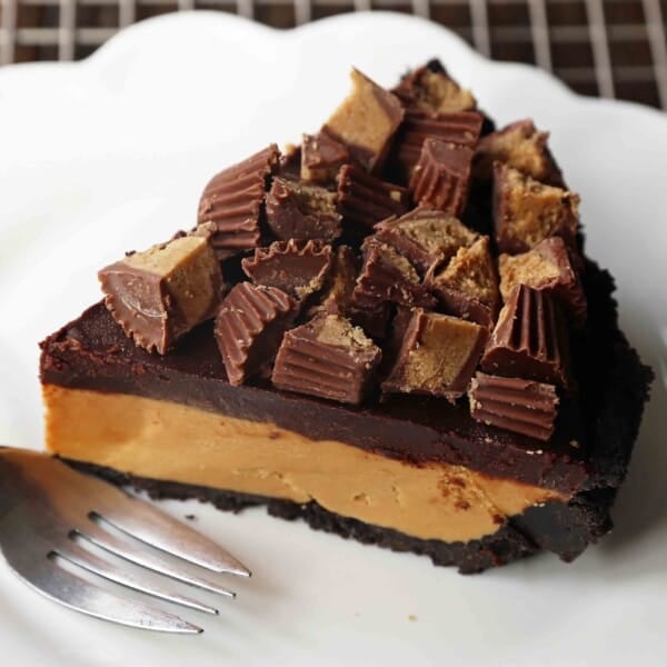 Chocolate Peanut Butter Cup Pie. Homemade chocolate peanut butter pie with an OREO cookie crust, creamy peanut butter mousse filling, and topped with chocolate ganache and peanut butter cups. www.modernhoney.com #peanutbutter #chocolatepeanutbutter #pie #pies #pierecipe