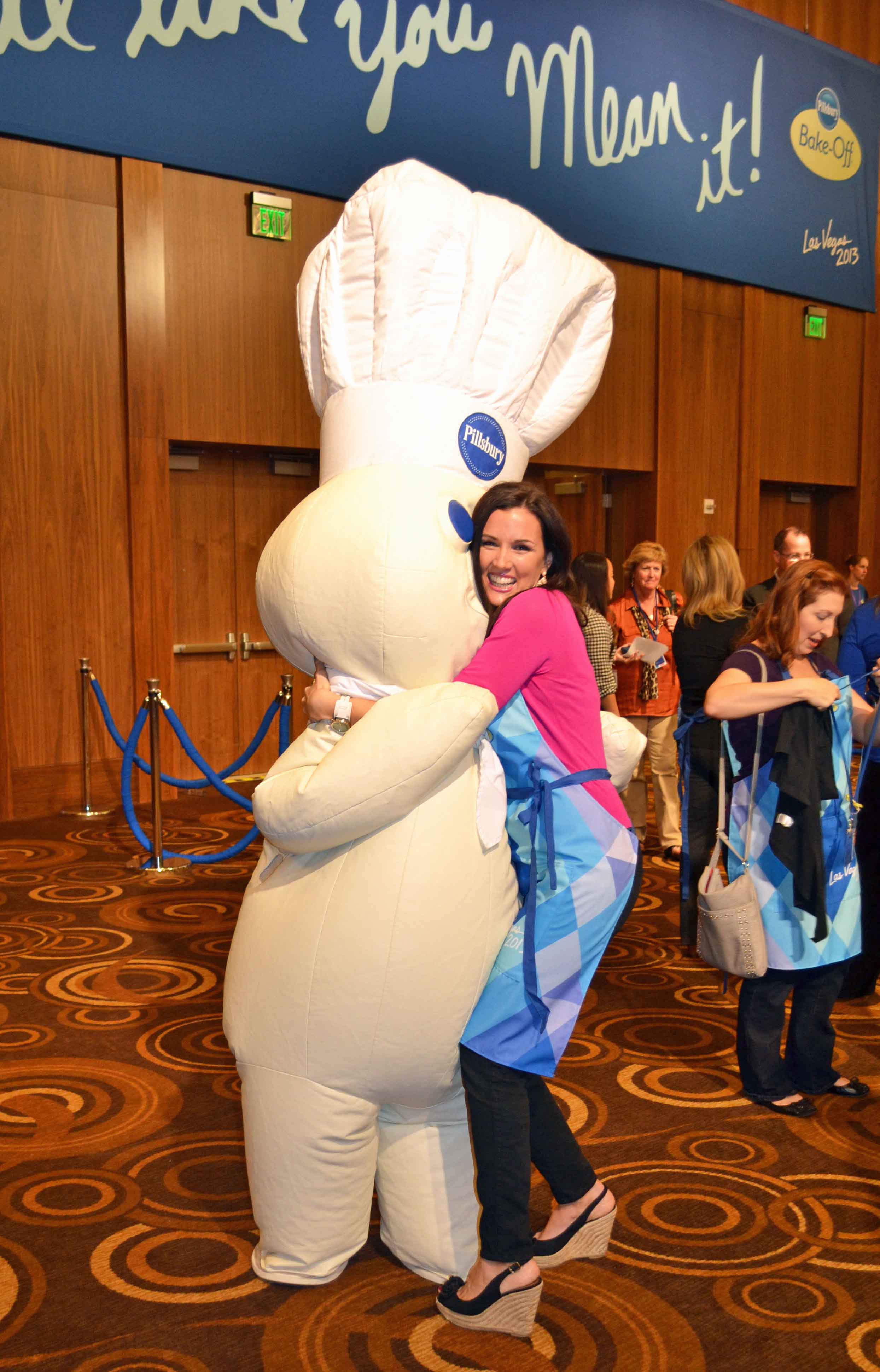 Melissa Stadler hugging Pillsbury Doughboy at Pillsbury Bake-Off. www.modernhoney.com