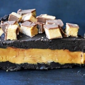 Reese's Chocolate Peanut Butter Cup Pie is made with an OREO Cookie Crust, Creamy Peanut Butter Filling, Chocolate Ganache, and topped with Reese's Peanut Butter Cups. A chocolate peanut butter lover's dream pie! A no-bake chocolate peanut butter pie with an OREO cookie crust will be a favorite dessert! www.modernhoney.com