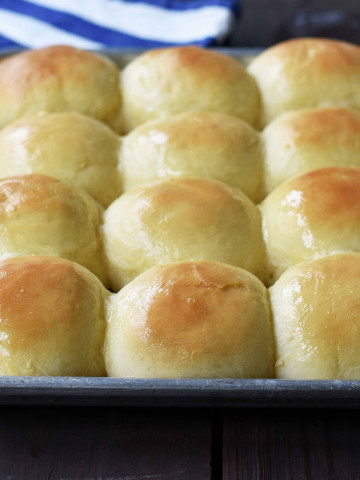Best Homemade Dinner Rolls made from scratch. Perfect dinner rolls made with simple ingredients. Steps on how to make the best dinner rolls ever. www.modernhoney.com