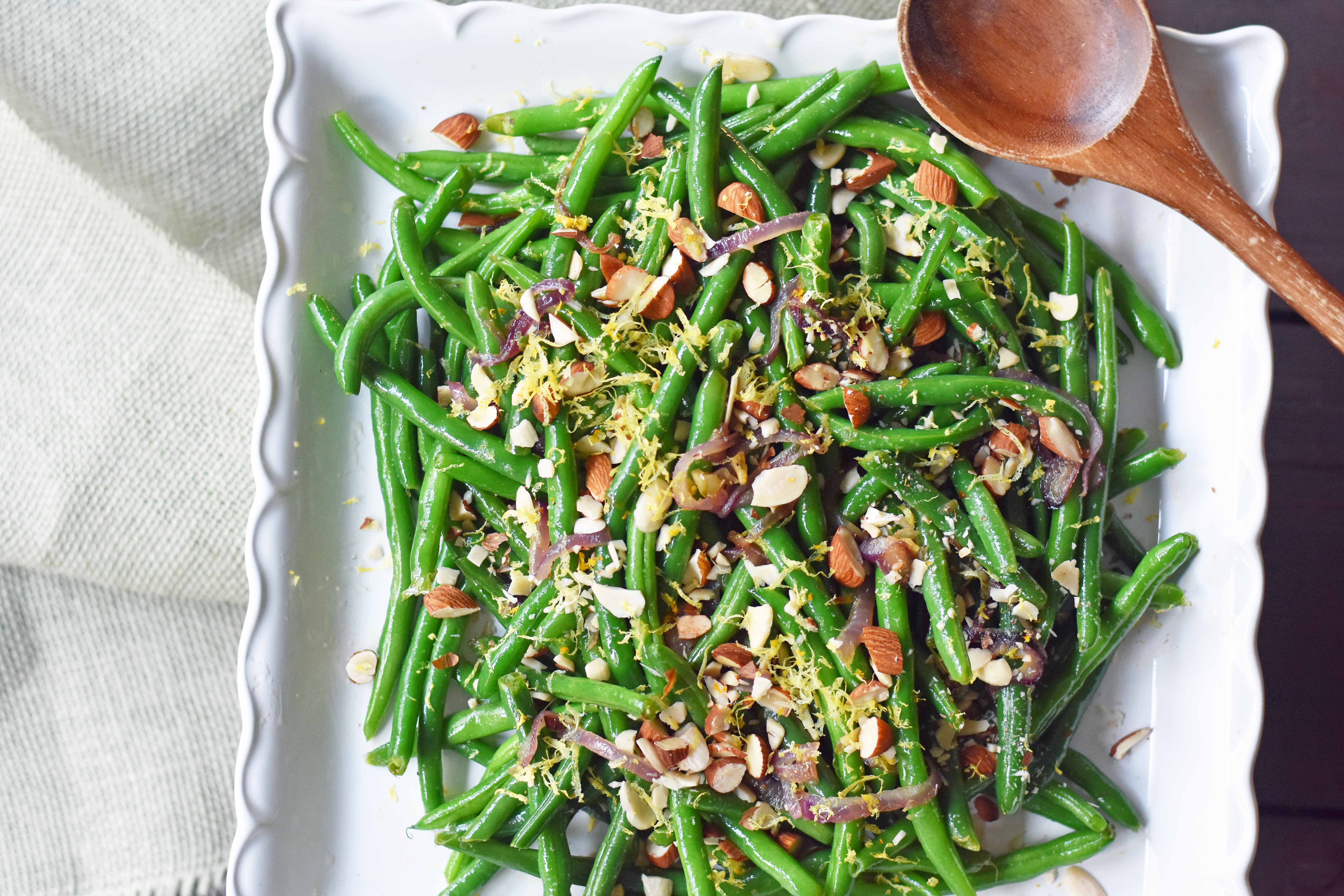 Green Beans with Almonds and Caramelized Onions. Light and fresh green beans sauteed with caramelized onions, fresh lemon zest, and crunchy almonds. Perfect side dish for your holiday table. www.modernhoney.com