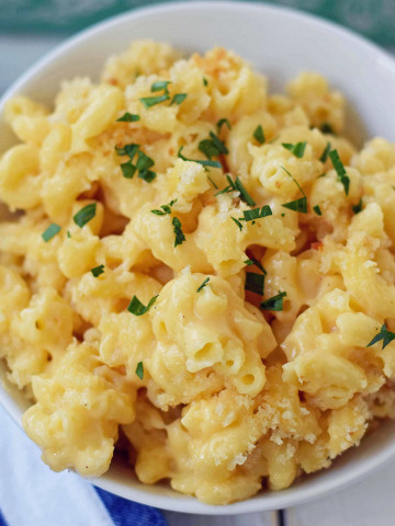 Homemade Macaroni and Cheese. Rich, creamy, and cheesy baked mac n' cheese recipe. Homemade mac n' cheese made with butter, cream, and two cheeses. The perfect side dish! www.modernhoney.com