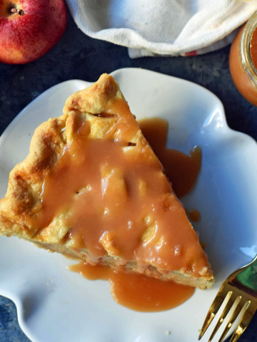 Salted Caramel Apple Pie Recipe. Classic apple pie baked with homemade salted caramel sauce. A perfect caramel apple pie recipe that everyone loves! www.modernhoney.com