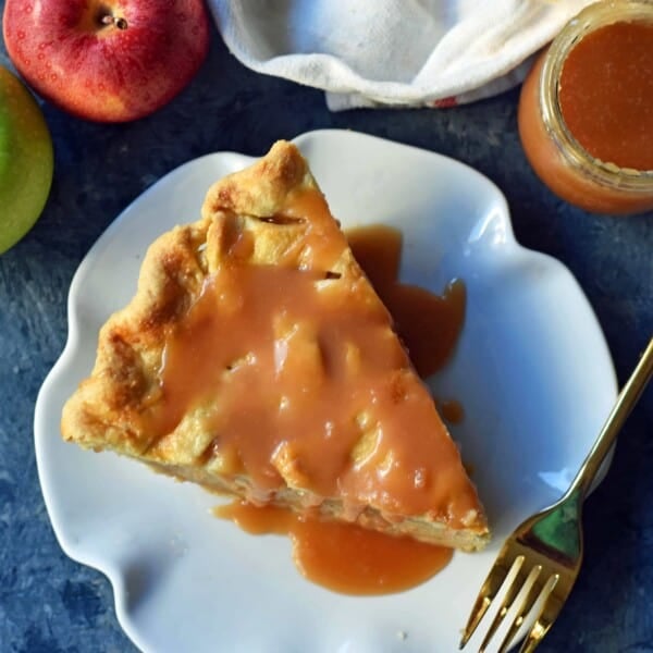 Salted Caramel Apple Pie Recipe. Classic apple pie baked with homemade salted caramel sauce. A perfect caramel apple pie recipe that everyone loves! www.modernhoney.com