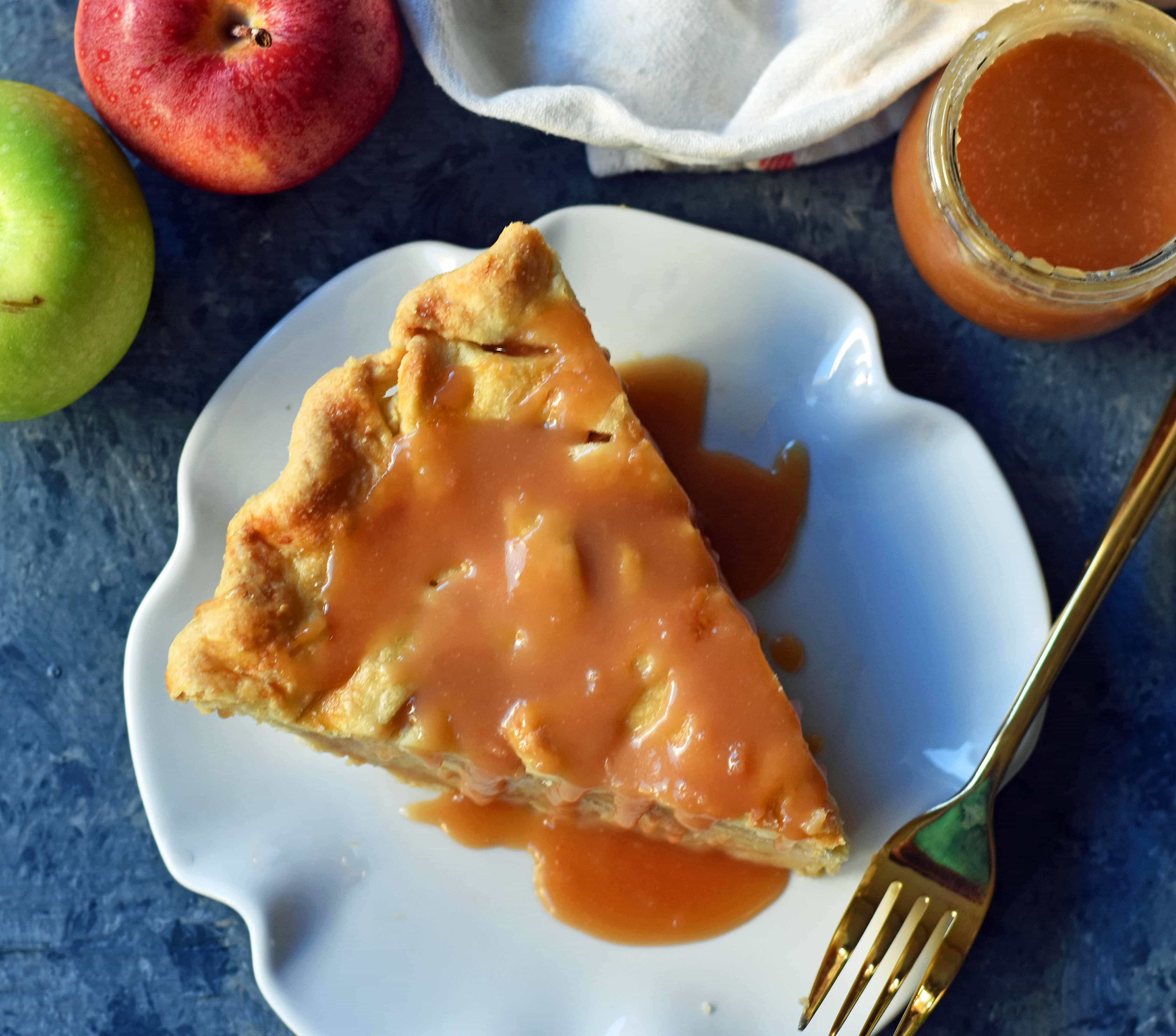 Salted Caramel Apple Pie Recipe. Classic apple pie baked with homemade salted caramel sauce. A perfect caramel apple pie recipe that everyone loves! www.modernhoney.com