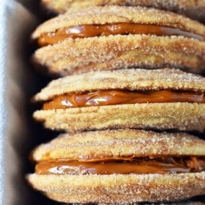 Dulce de Leche Cinnamon Sandwich Cookies. Cinnamon sugar snickerdoodles cookies stuffed with buttery dulce de leche caramel. A cinnamon sugar caramel cookie. www.modernhoney.com