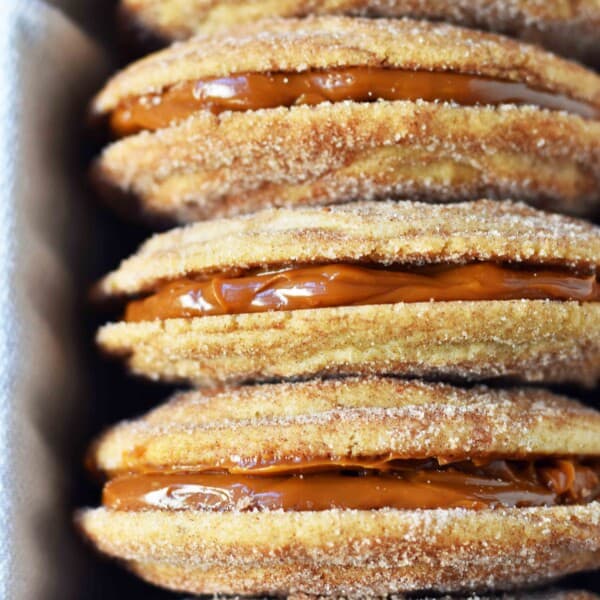 Dulce de Leche Cinnamon Sandwich Cookies. Cinnamon sugar snickerdoodles cookies stuffed with buttery dulce de leche caramel. A cinnamon sugar caramel cookie. www.modernhoney.com