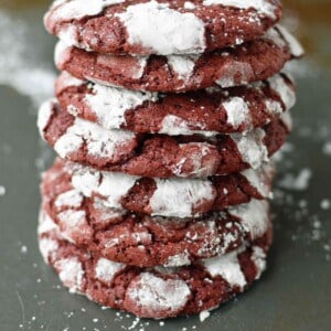 Red Velvet Crinkle Cookies are a mild chocolate soft chewy cookie covered in powdered sugar. A beautifully festive Christmas cookie. www.modernhoney.com