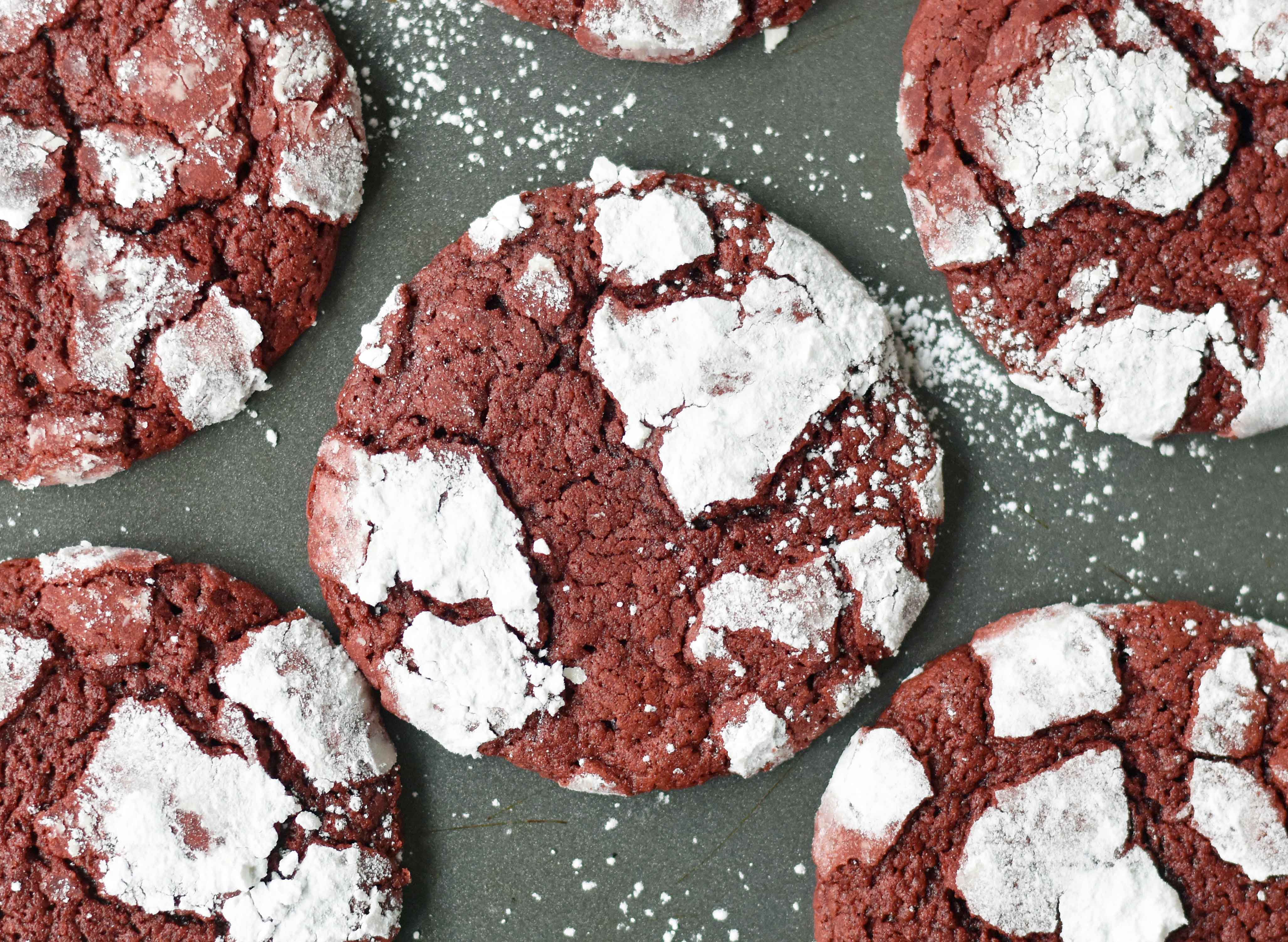 Red Velvet Crinkle Cookies are a mild chocolate soft chewy cookie covered in powdered sugar. A beautifully festive Christmas cookie. www.modernhoney.com