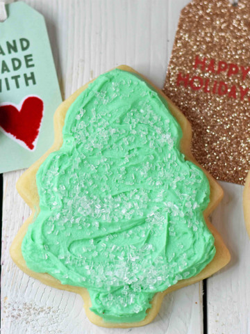Soft Sugar Christmas Cookies. How to make the best sugar cookies with buttercream frosting. Sugar cookies with secret ingredient. Christmas Sugar Cookies Recipe. www.modernhoney.com