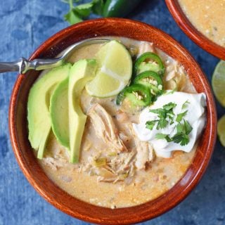 A creamy white bean chicken chili made with tender shredded chicken, green chilies, white beans, jalapeno, chicken broth, Mexican spices, and cream cheese. The BEST White Chicken Chili Recipe. Slow Cooker Crockpot White Bean Chicken Chili. Quick and easy White Chicken Chili Recipe. www.modernhoney.com
