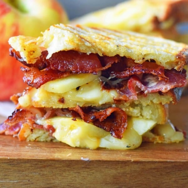 A gourmet grilled cheese sandwich made with smoked gouda cheese, sweet crisp Honeycrisp apple slices, and crispy bacon all on sourdough bread. How to make the perfect grilled cheese sandwich. Tips on how to make the best grilled cheese. www.modernhoney.com