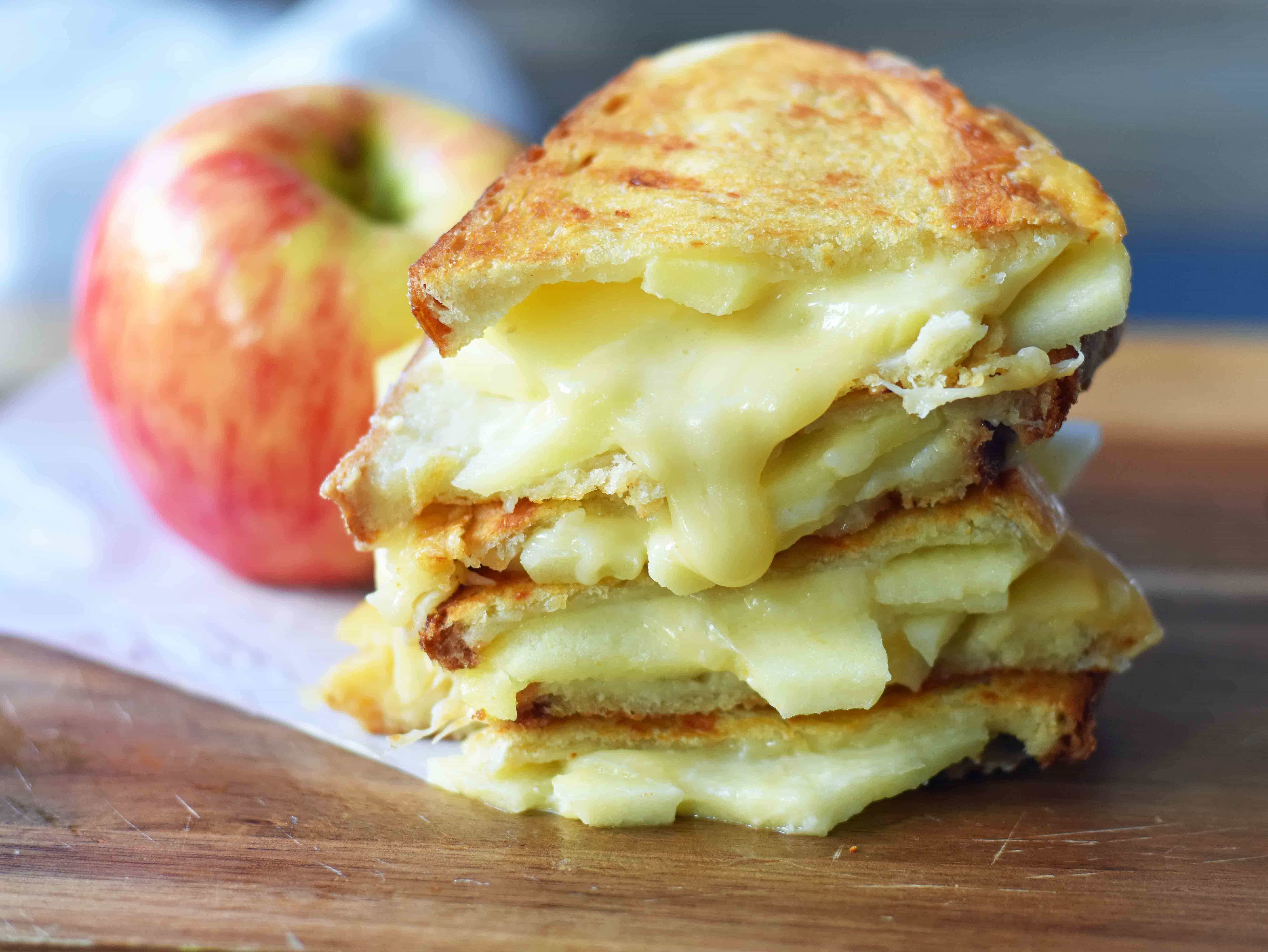 A gourmet grilled cheese sandwich made with smoked gouda cheese, sweet crisp Honeycrisp apple slices, all on sourdough bread. How to make the perfect grilled cheese sandwich. Tips on how to make the best grilled cheese. www.modernhoney.com