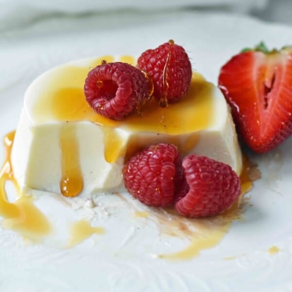 Greek Yogurt Panna Cotta. An easy panna cotta recipe made with greek yogurt, cream, sugar, honey, gelatin and vanilla bean. A silky smooth, creamy dessert that can be topped with fresh fruits, honey, caramel, berry compote or sauce, or anything you can dream up. The perfect panna cotta recipe. www.modernhoney.com