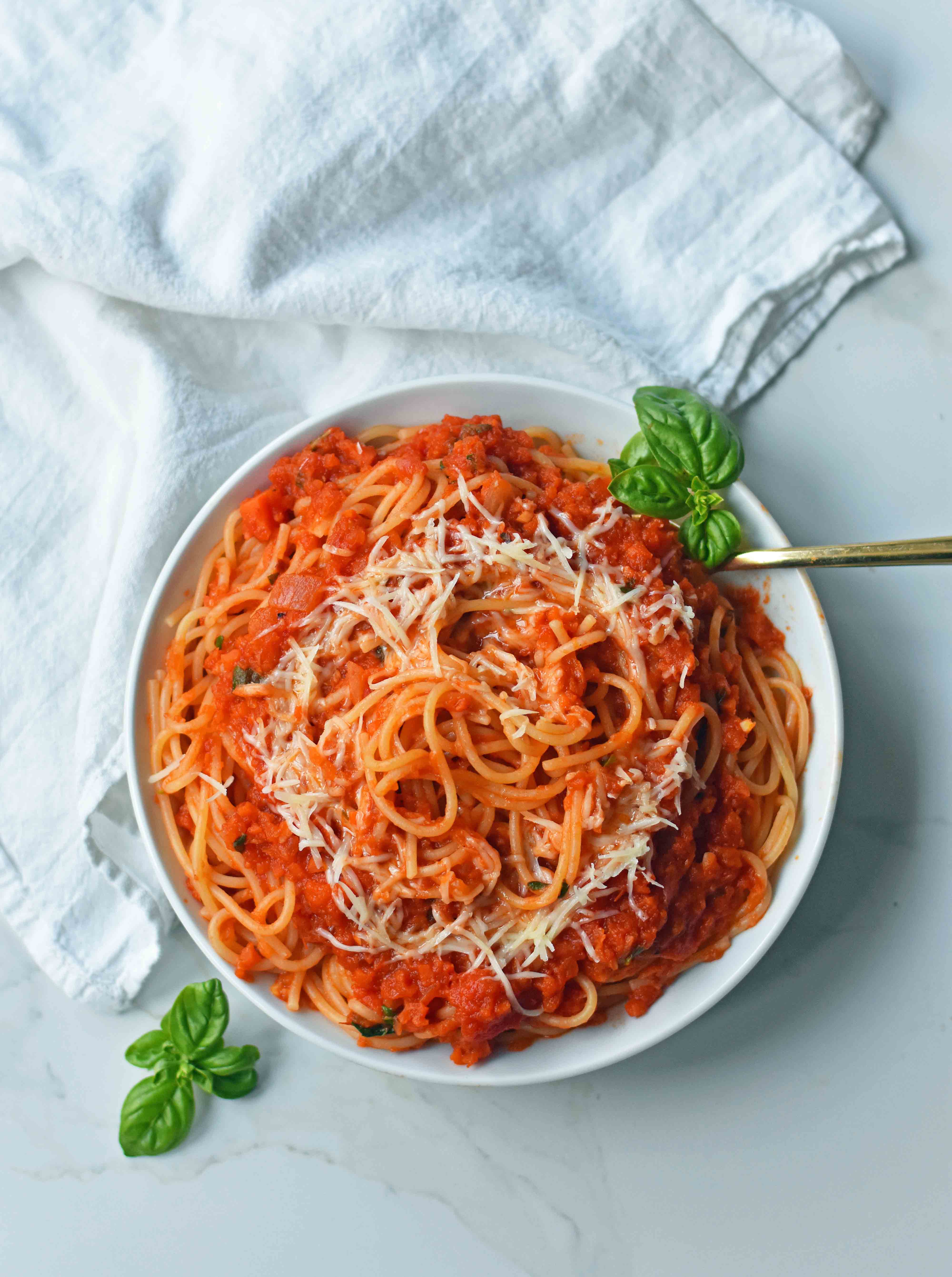 Homemade Marinara Spaghetti Sauce. How to make the best authentic marinara sauce. Spaghetti with marinara sauce. An easy spaghetti sauce made from scratch. www.modernhoney.com