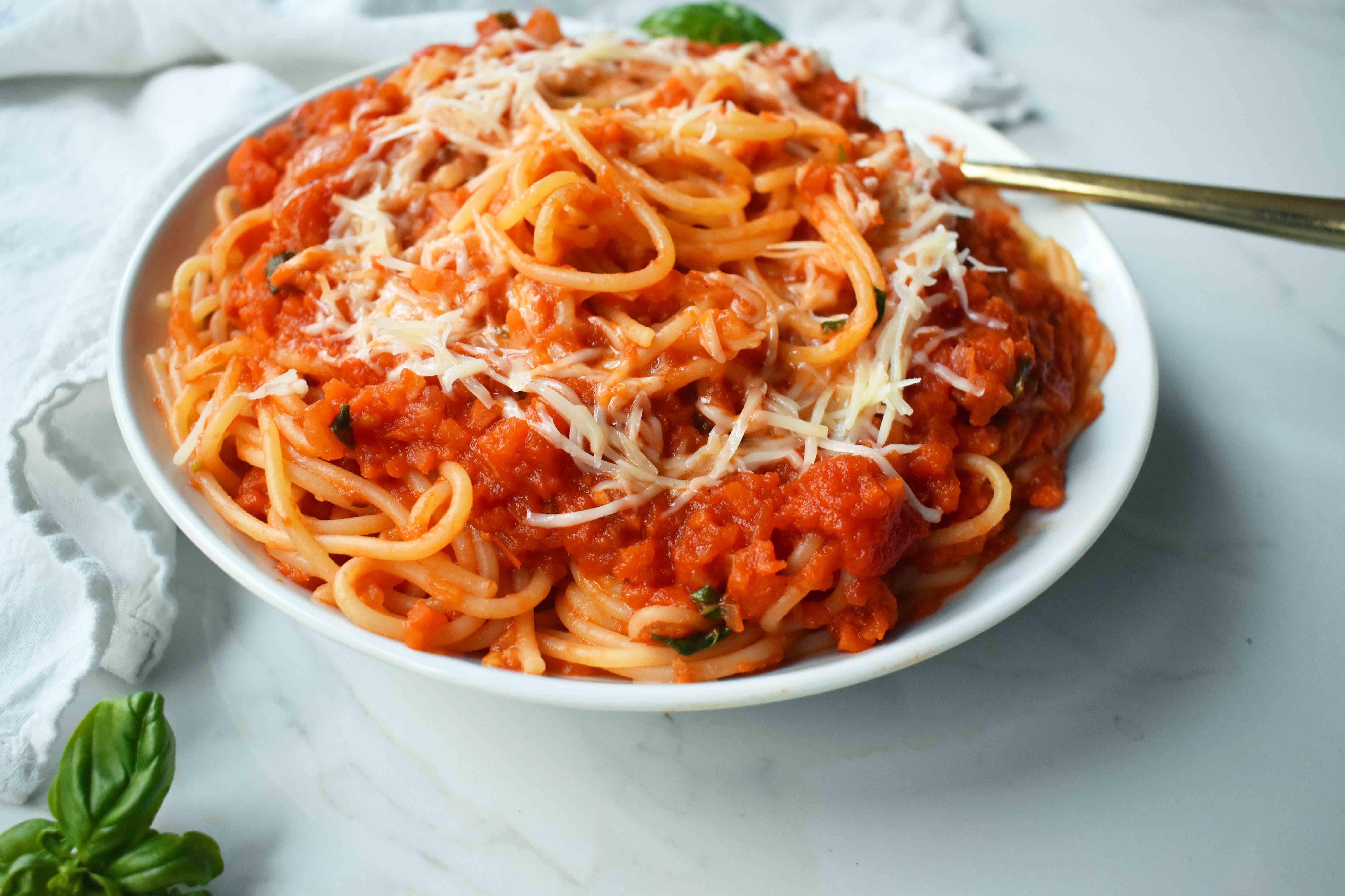 Homemade Marinara Spaghetti Sauce. How to make the best authentic marinara sauce. Spaghetti with marinara sauce. An easy spaghetti sauce made from scratch. www.modernhoney.com