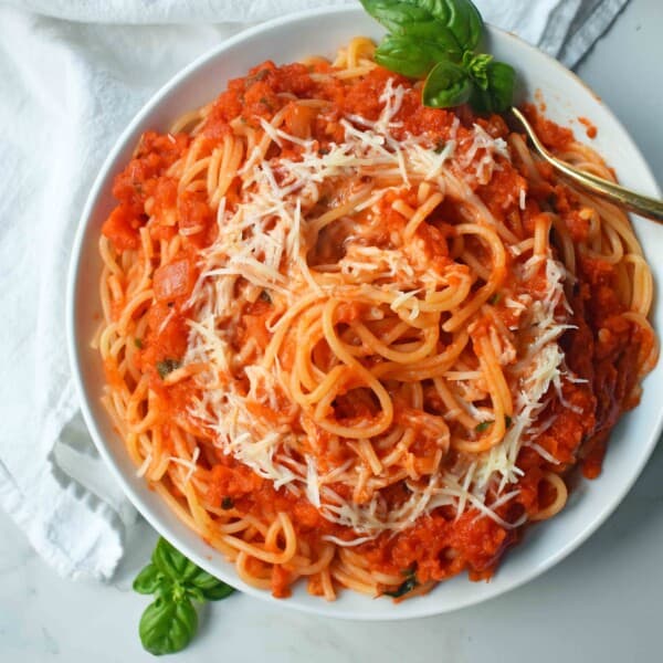 Homemade Marinara Spaghetti Sauce. How to make the best authentic marinara sauce. Spaghetti with marinara sauce. An easy spaghetti sauce made from scratch. www.modernhoney.com