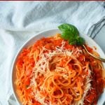 Homemade Marinara Spaghetti Sauce. How to make the best authentic marinara sauce. Spaghetti with marinara sauce. An easy spaghetti sauce made from scratch. www.modernhoney.com