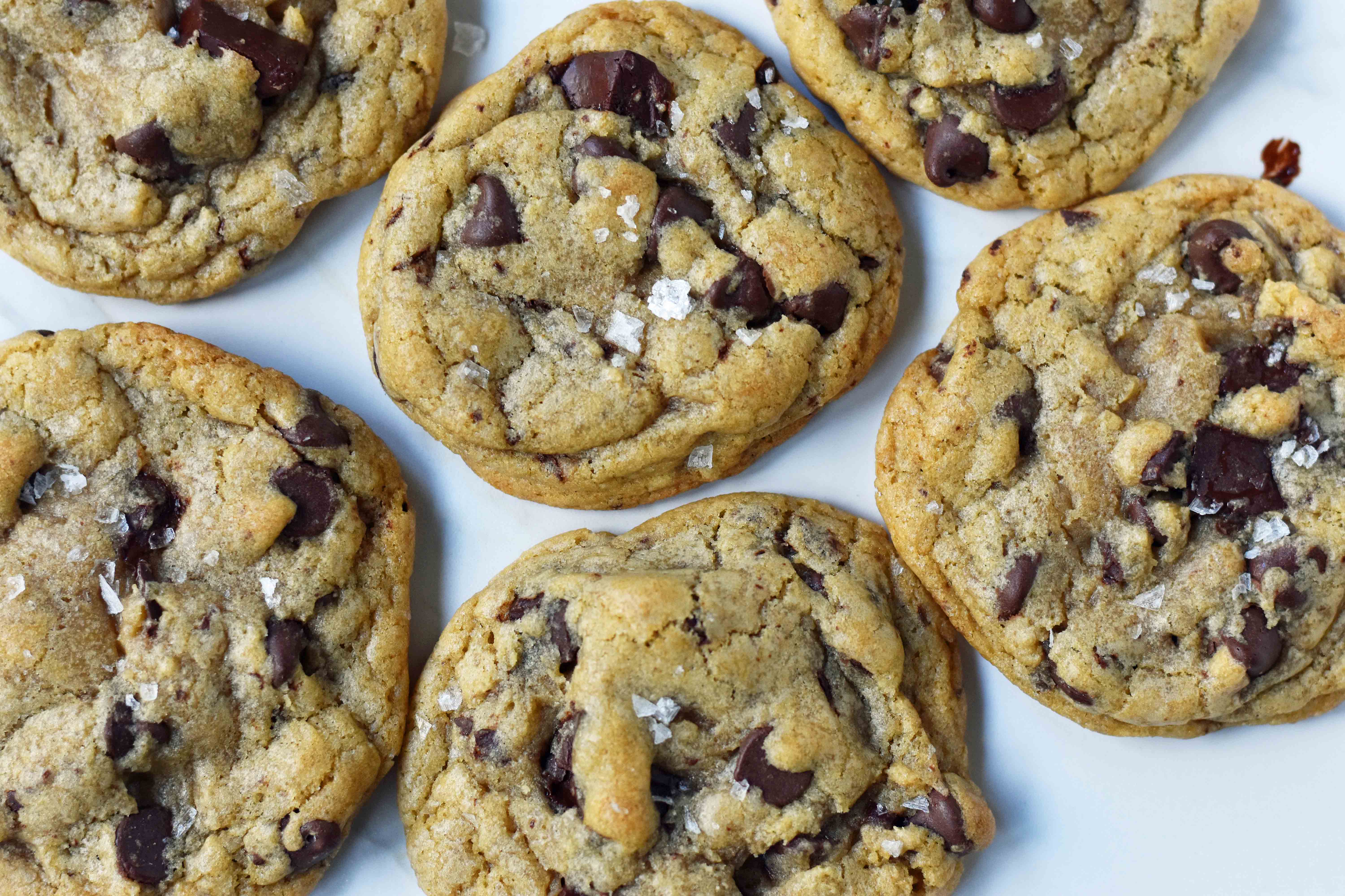 Dark Chocolate Chunk Olive Oil Cookies. Chewy and crispy chocolate chip cookies made with olive oil and butter. The perfect chocolate chip cookie with oil. www.modernhoney.com