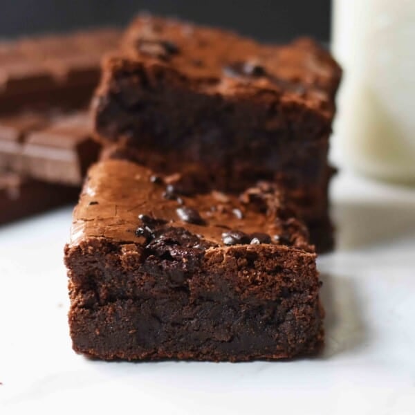 Gluten-Free Chocolate Fudge Brownies. How to make the best gluten-free brownies. Almond Flour Chocolate Brownies. #glutenfree #brownies #glutenfreebaking #glutenfreebrownies #brownies #chocolate www.modernhoney.com