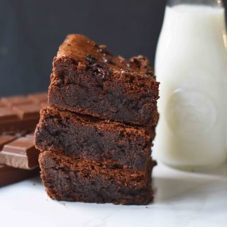 Gluten-Free Chocolate Fudge Brownies. How to make the best gluten-free brownies. Almond Flour Chocolate Brownies. #glutenfree #brownies #glutenfreebaking #glutenfreebrownies #brownies #chocolate www.modernhoney.com