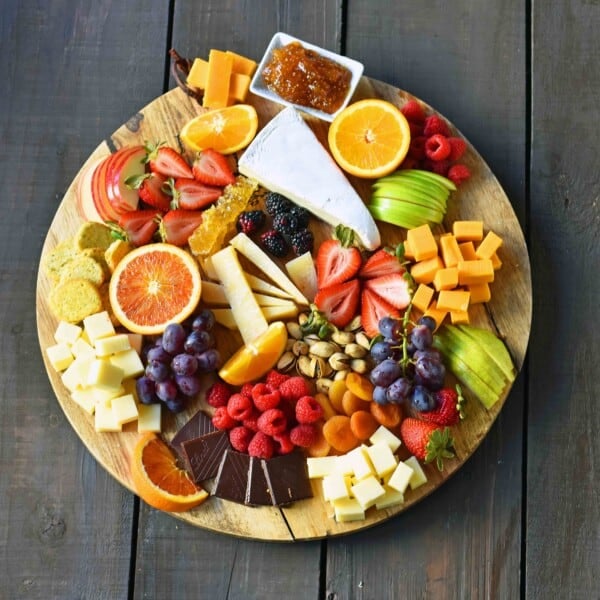 How to make the BEST Fruit and Cheese Board. How to make a cheese plate. Ideas on how to make a cheese tray. www.modernhoney.com