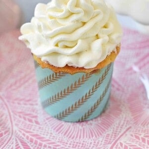 Best Vanilla Cupcakes Recipe. How to make soft and moist vanilla cupcakes. Homemade Vanilla Cupcakes with Vanilla Buttercream Frosting. www.modernhoney.com