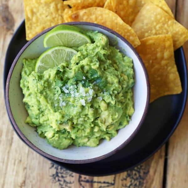 The Best Guacamole Recipe. How to make authentic Mexican guacamole. Simple perfect guacamole made with the freshest ingredients. www.modernhoney.com #guacamole #bestguacamole #avocados