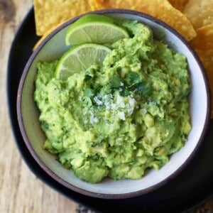 The Best Guacamole Recipe. How to make authentic Mexican guacamole. Simple perfect guacamole made with the freshest ingredients. www.modernhoney.com #guacamole #bestguacamole #avocados