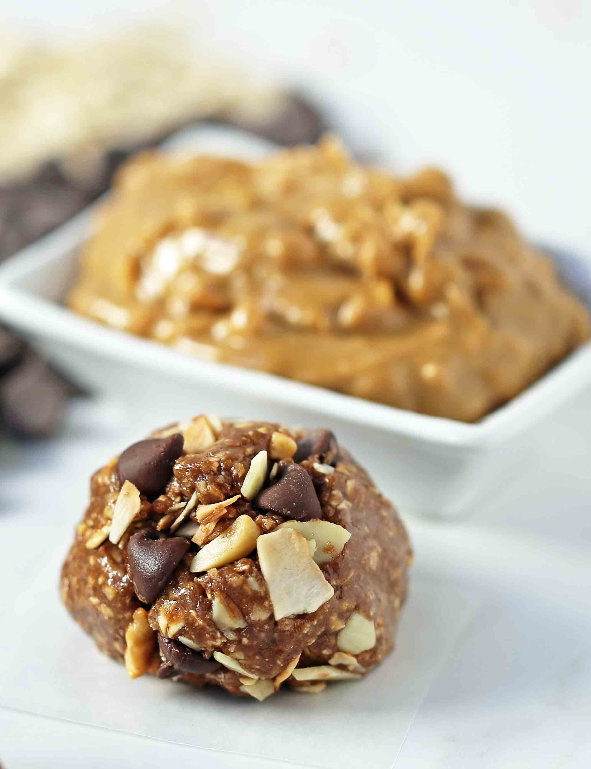 No-Bake Protein Energy Balls. High protein no-sugar-added energy bites. A healthy, filling snack recipe. www.modernhoney.com #wellnessyourway #proteinballs #energyballs #peanutbutterproteinballs #healthysnacks