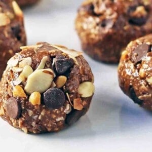 No-Bake Protein Energy Balls. High protein no-sugar-added energy bites. A healthy, filling snack recipe. www.modernhoney.com #wellnessyourway #proteinballs #energyballs #peanutbutterproteinballs #healthysnacks