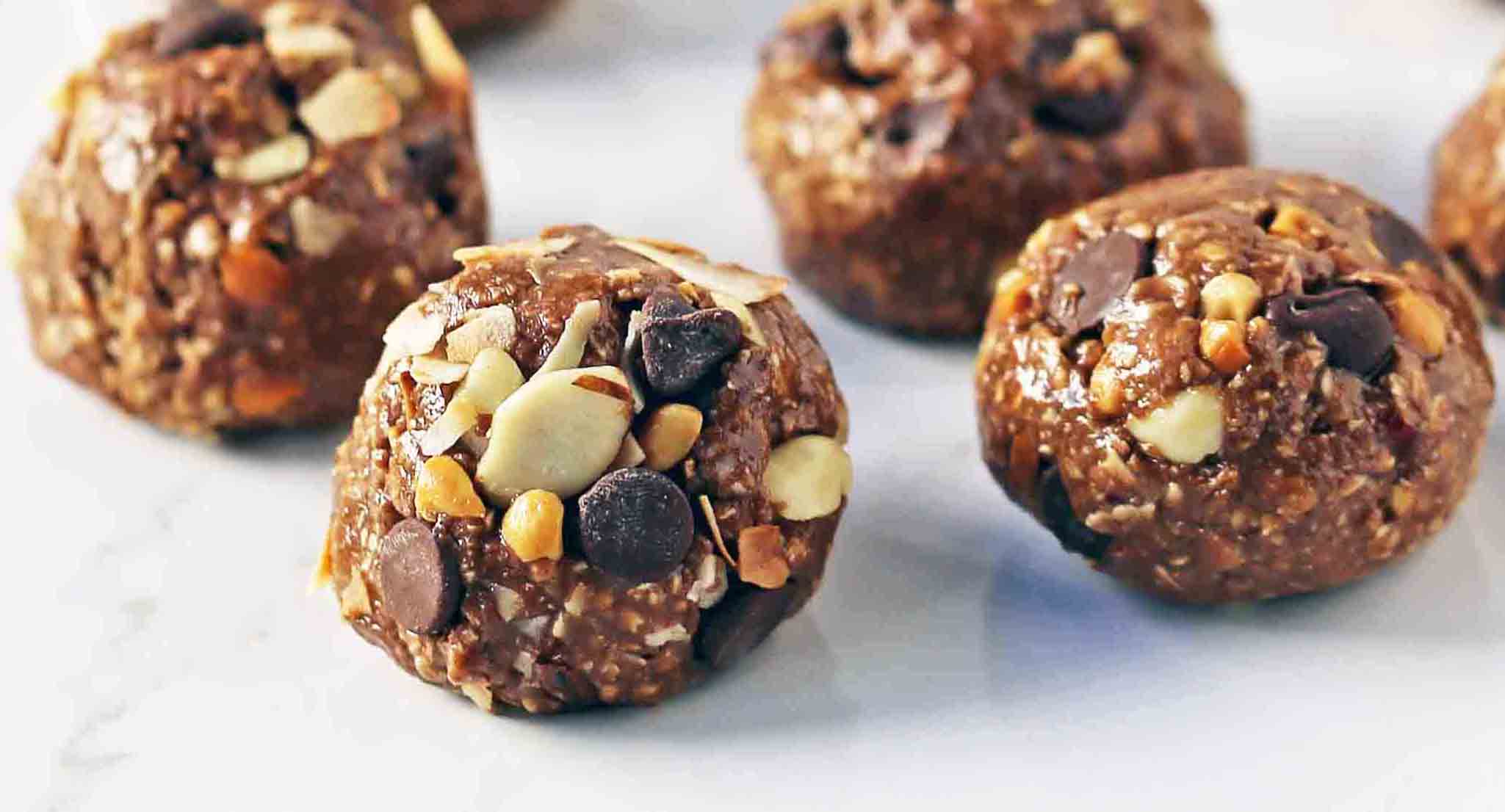 No-Bake Protein Energy Balls. High protein no-sugar-added energy bites. A healthy, filling snack recipe. www.modernhoney.com #wellnessyourway #proteinballs #energyballs #peanutbutterproteinballs #healthysnacks 