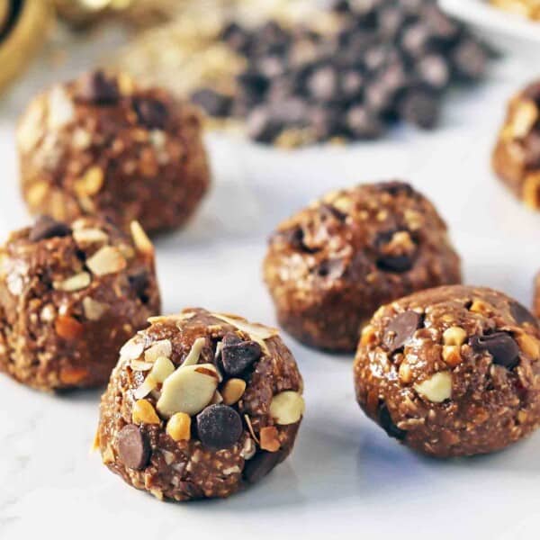 No-Bake Protein Energy Balls. High protein no-sugar-added energy bites. A healthy, filling snack recipe. www.modernhoney.com #wellnessyourway #proteinballs #energyballs #peanutbutterproteinballs #healthysnacks