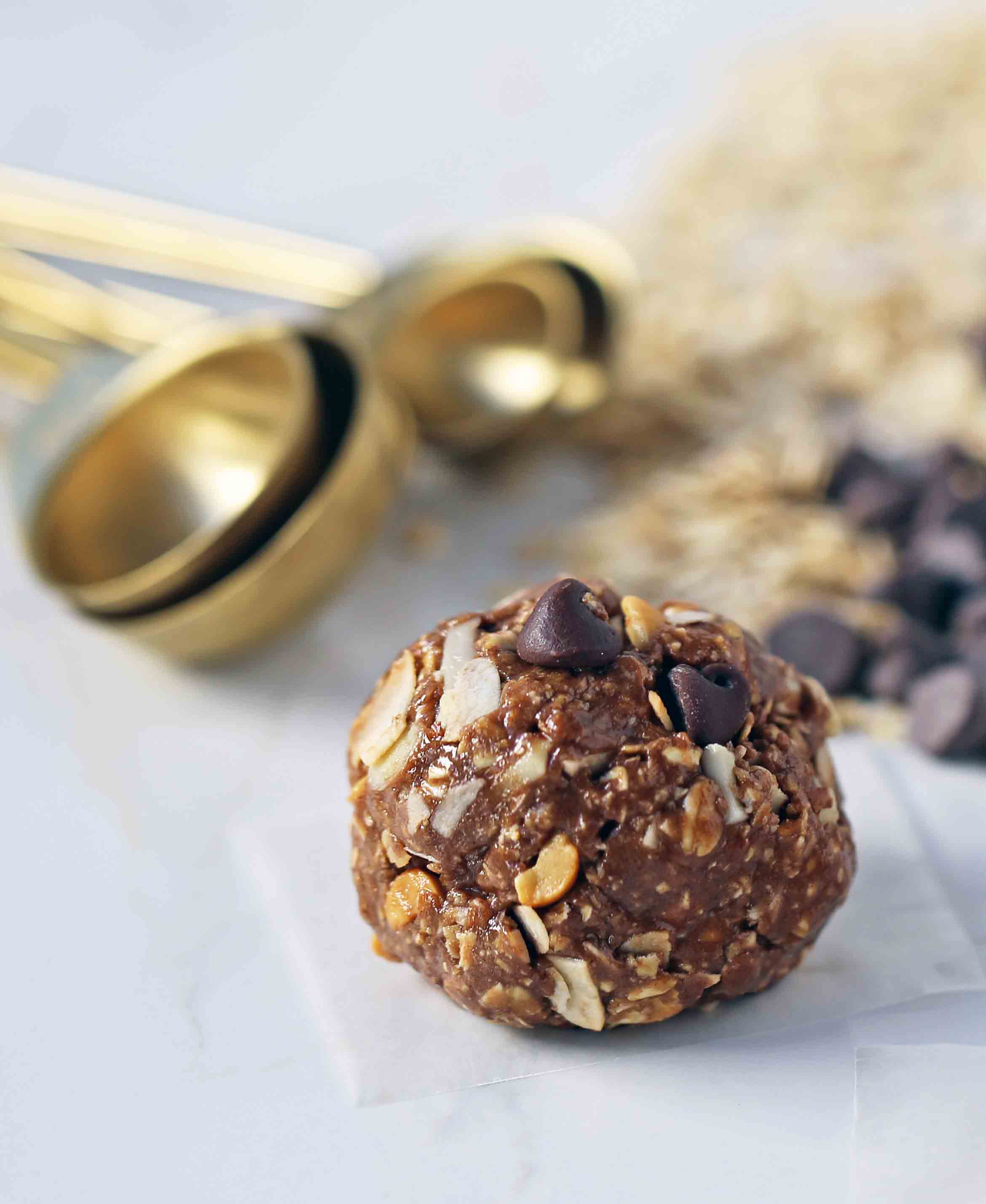 No-Bake Protein Energy Balls. High protein no-sugar-added energy bites. A healthy, filling snack recipe. www.modernhoney.com #wellnessyourway #proteinballs #energyballs #peanutbutterproteinballs #healthysnacks