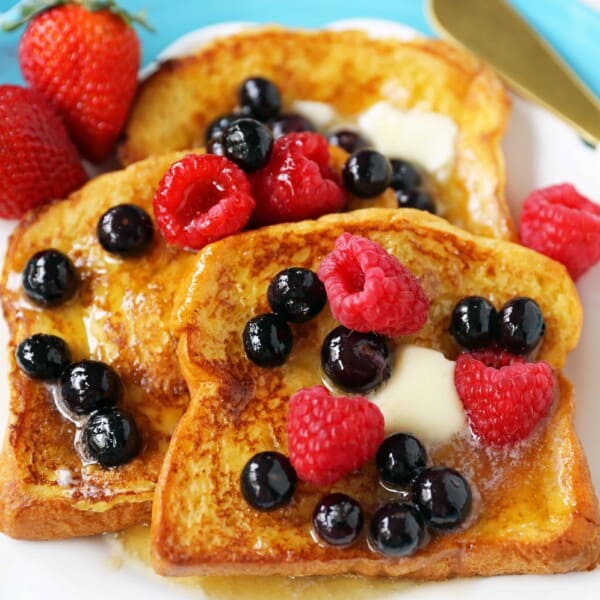 Vanilla Brioche French Toast Recipe. How to make the perfect French Toast. What type of bread to use in french toast. How to make custard for french toast. The BEST French Toast Recipe. www.modernhoney.com #frenchtoast #brioche #briochefrenchtoast #breakfast