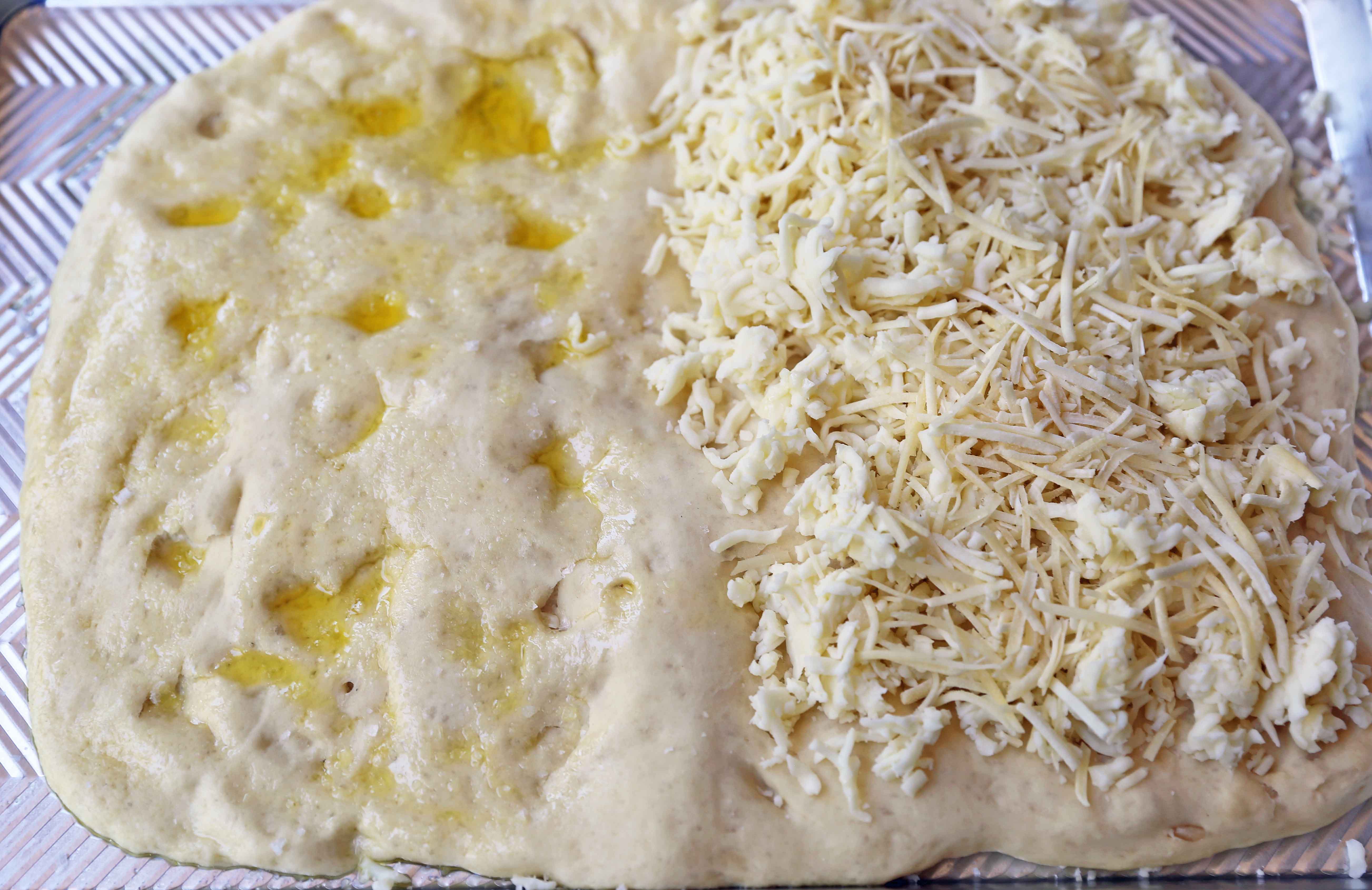 Ricetta Focaccia al formaggio. Come fare il pane di focaccia al formaggio all'aglio da zero. I migliori grissini di formaggio all'aglio. www.moderhoney.com # focaccia