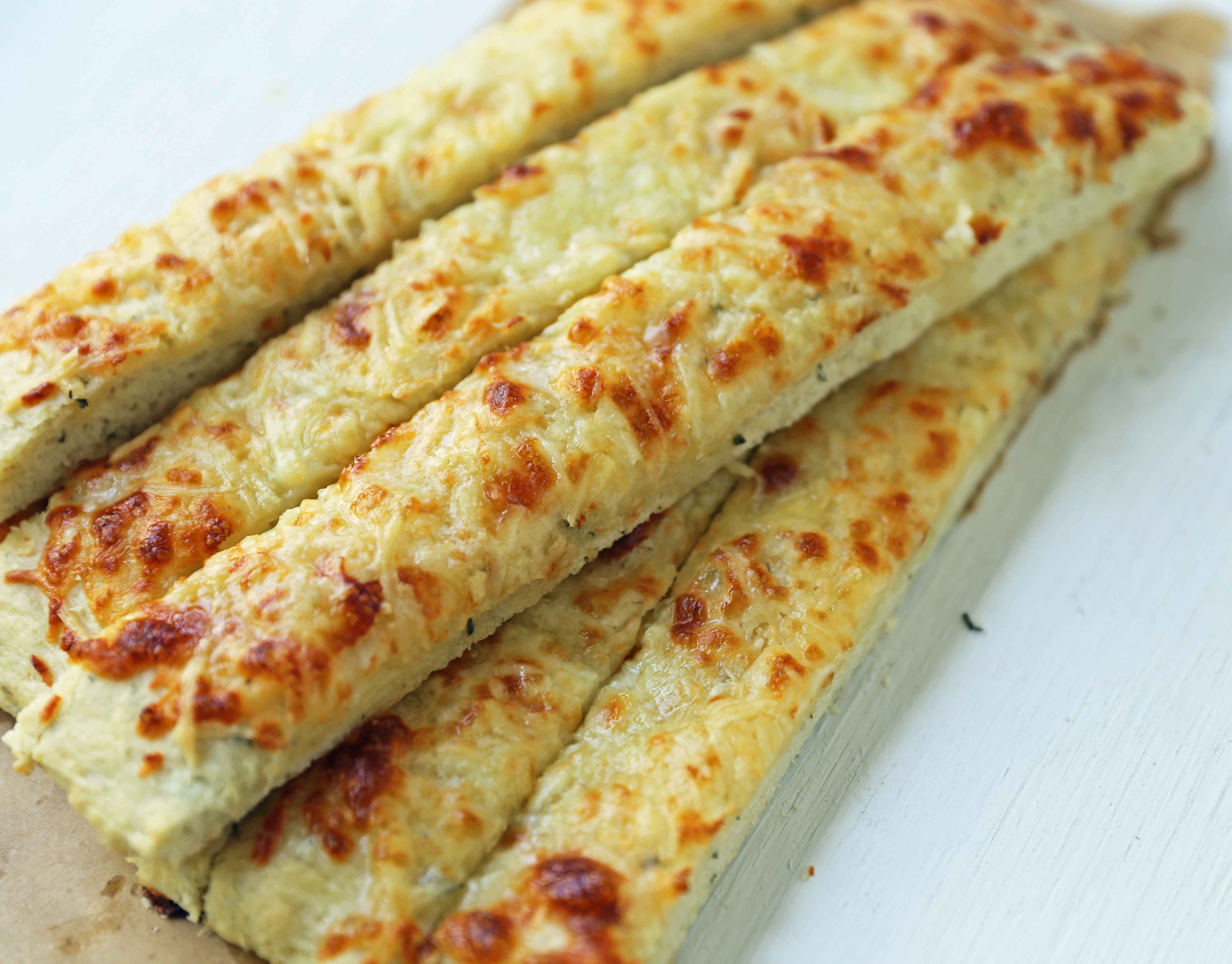  Ost Focaccia Brød Oppskrift. Hvordan lage hvitløk ost focaccia brød fra bunnen av. Den beste hvitløk ost breadsticks. www.moderhoney.com # focaccia