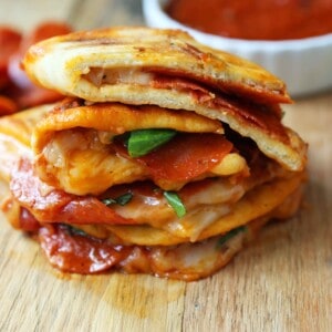 Pepperoni Pizza Flatbread Pizza. Soft chewy naan bread topped with marinara sauce, mozzarella cheese, and pepperonis. Pepperoni and Cheese Panini baked until toasty and golden brown. www.modernhoney.com #panini #pepperoni #pizza #pizzapanini
