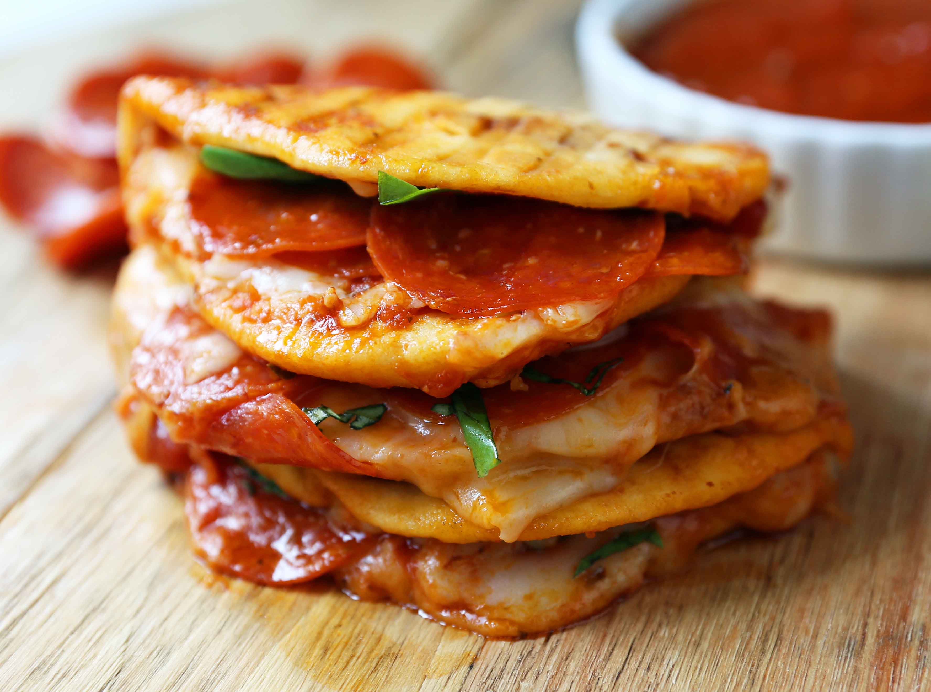 Pepperoni Pizza Flatbread Pizza. Soft chewy naan bread topped with marinara sauce, mozzarella cheese, and pepperonis. Pepperoni and Cheese Panini baked until toasty and golden brown. www.modernhoney.com #panini #pepperoni #pizza #pizzapanini