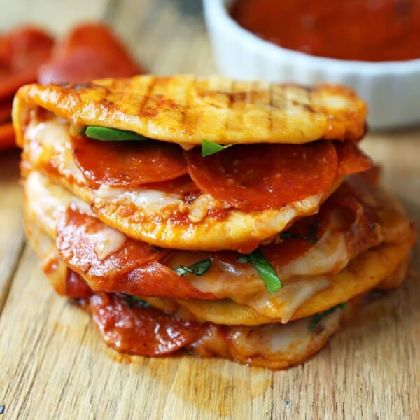 Pepperoni Pizza Flatbread Pizza. Soft chewy naan bread topped with marinara sauce, mozzarella cheese, and pepperonis. Pepperoni and Cheese Panini baked until toasty and golden brown. www.modernhoney.com #panini #pepperoni #pizza #pizzapanini