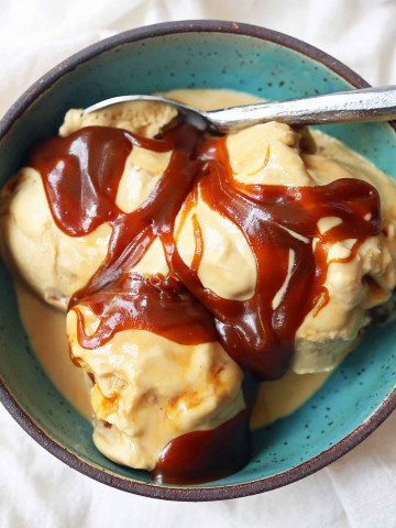Salted Caramel Ice Cream. The Best Homemade Sea Salt Caramel Ice Cream Recipe. How to make homemade caramel ice cream. www.modernhoney.com #icecream #homemadeicecream #saltedcaramel #seasaltcaramel