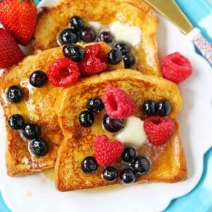 Vanilla Brioche French Toast Recipe. How to make the perfect French Toast. What type of bread to use in french toast. How to make custard for french toast. The BEST French Toast Recipe. www.modernhoney.com #frenchtoast #brioche #briochefrenchtoast #breakfast