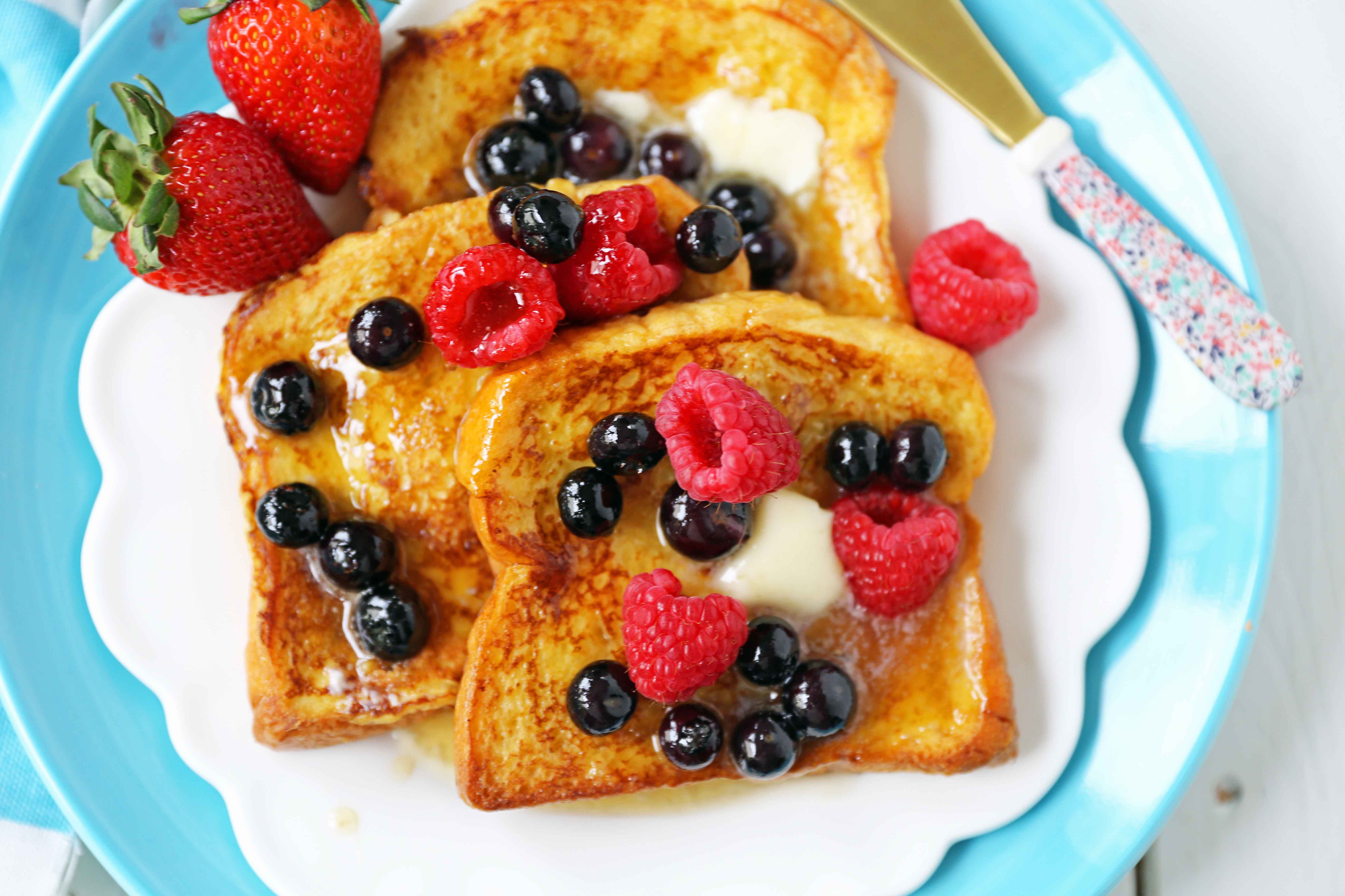 Vanilla Brioche French Toast Recipe. How to make the perfect French Toast. What type of bread to use in french toast. How to make custard for french toast. The BEST French Toast Recipe. www.modernhoney.com #frenchtoast #brioche #briochefrenchtoast #breakfast