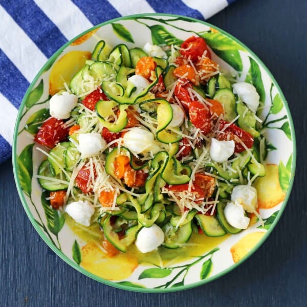 Zucchini Noodles with Tomatoes, Fresh Mozzarella, and Basil. How to make spiralized zucchini noodles (zoodles). Healthy, delicious, and flavorful side dish. The best way to eat your veggies! www.modernhoney.com #zoodles #zucchini #zucchininoodles
