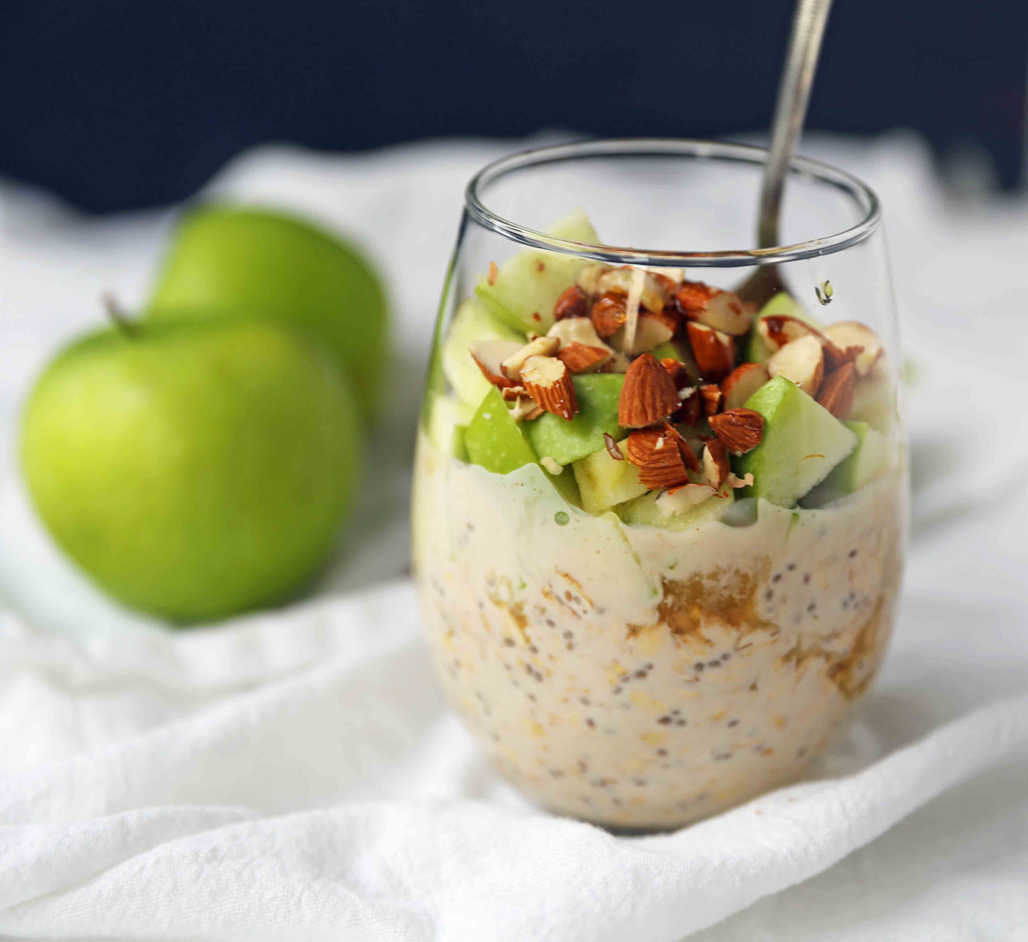 Apple Pie Overnight Oats. Healthy no-sugar-added breakfast. Overnight Oats with Greek Yogurt, Crisp Green Apples, Crunchy Almonds, Cinnamon, and Real Maple Syrup. www.modernhoney.com #overnightoats #applepieovernightoats #appleovernightoats